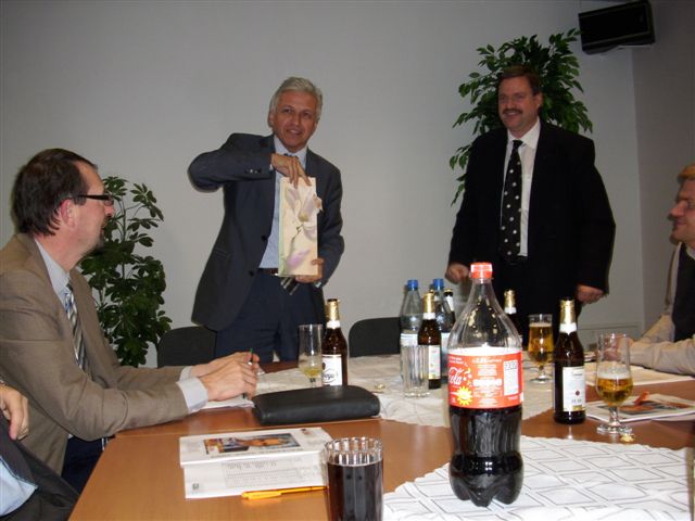 Hannes Markert schenkt Manfred Kolbe (v.r.n.l.) eine Flasche schsischen Weines.