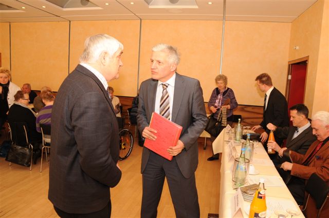 Manfred Kolbe MdB im Gesprch mit dem VdK-Ortsverbandschef Frank Dietrich