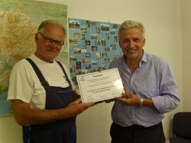 Elk Messerschmidt (l.) prsentiert Manfred Kolbe (r.) die Urkunde ber die Anerkennung als Jugendkompetenzzentrum.