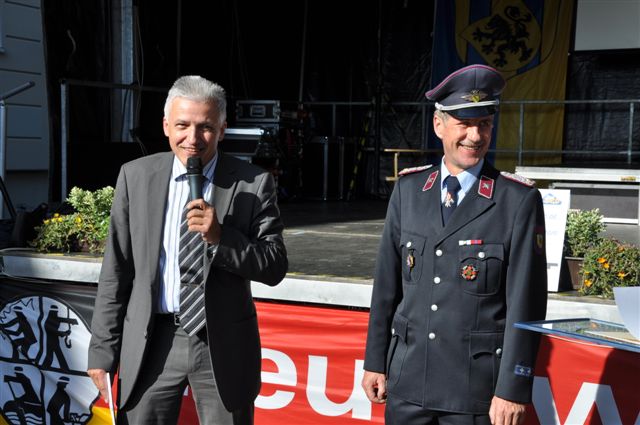 Manfred Kolbe, MdB bei der Erffnung des Jubilumsfestes mit Wehrleiter Dieter Franze.