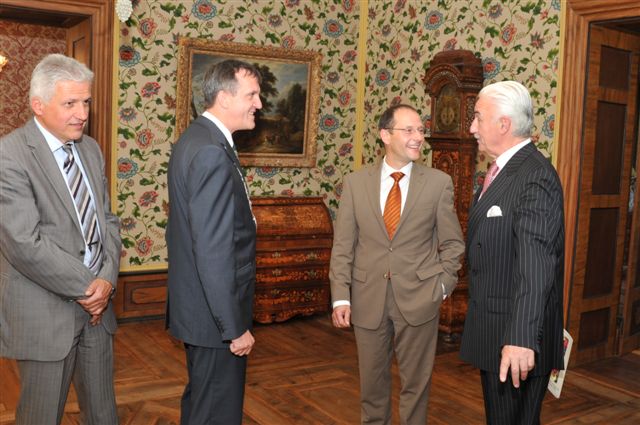 Delitzschs OBM Dr. Wilde zeigt Manfred Kolbe, Staatsminister Ulbig und Landrat Michael Czupalla das Delitzscher Barockschloss.