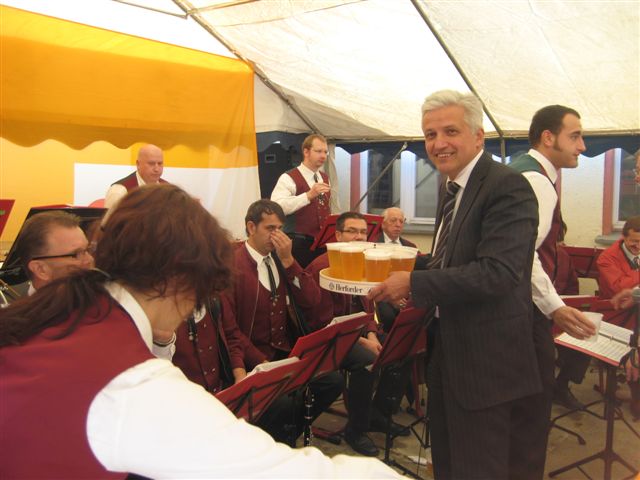 Als Dank fr die musikalische Leistung spendierte der Bundestagsabgeordnete Manfred Kolbe eine Runde Bier an die Schenkenberger Blasmusikanten. 