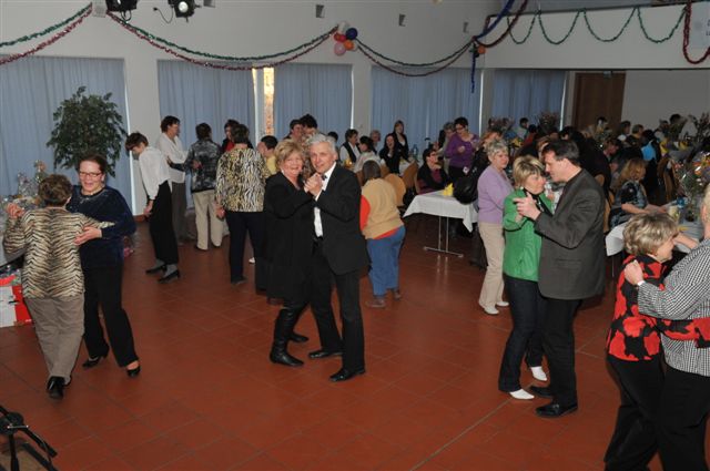 Manfred Kolbe beim Tanz mit Frau Dautz vom Mehrgenerationhaus. Rechts tanzt Diana Mller (Patin des Mehrgenerationenhaus, grnes Jacket) mit dem Delitzscher OBM Dr. Wilde (Bild: Manfred Lttich).