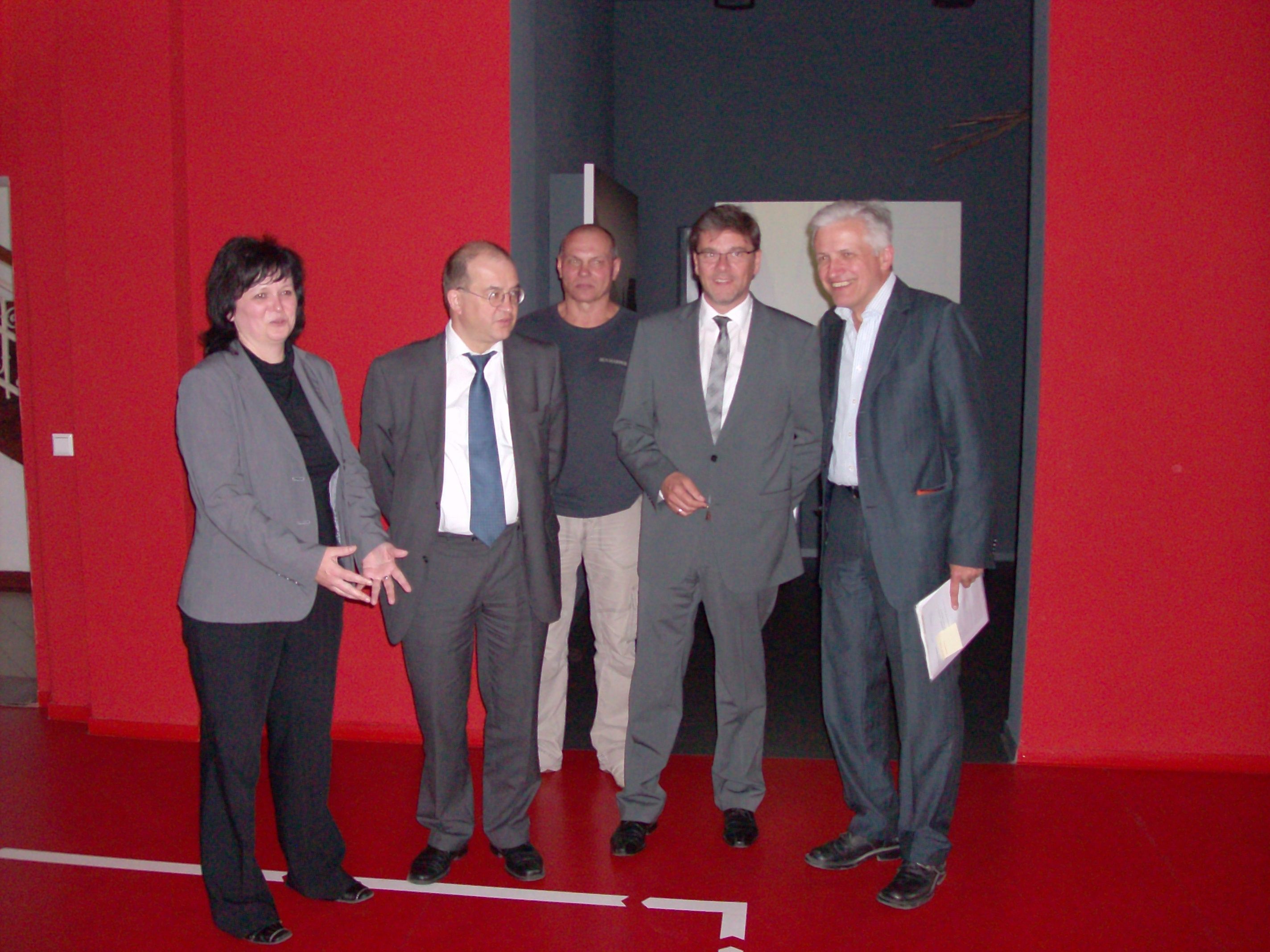 Die Vereinsvorsitzende Gabriele Beyler fhrt Vaatz, Kupfer und Kolbe (v.l.n.r.) gemeinsam mit dem Opferbeiratsvorsitzenden Ralf Weber durch die Austellung.