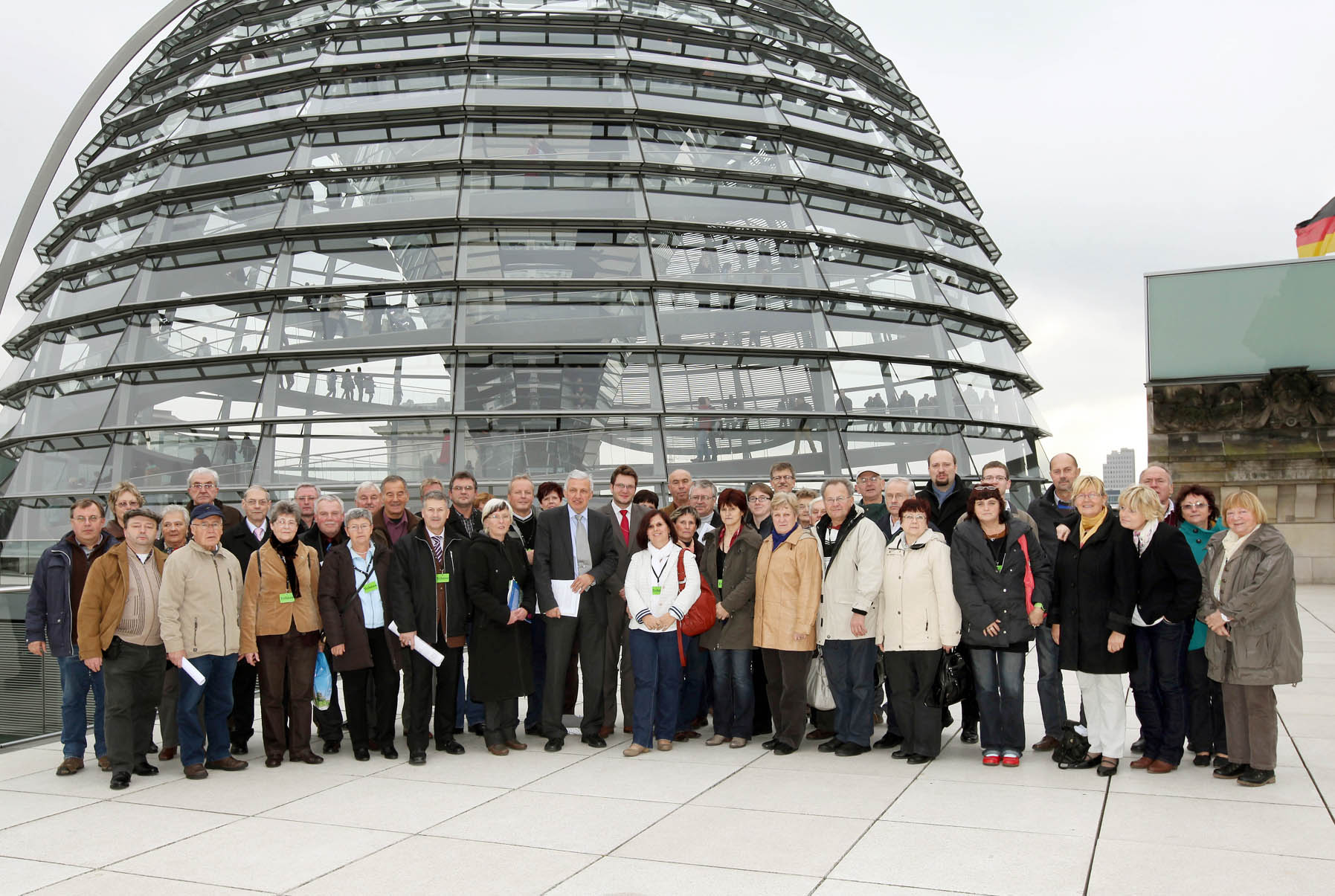 Manfred Kolbe mit den engagierten Brgerinnen und Brgern aus dem Raum Oschatz vor der Reichstagskuppel
