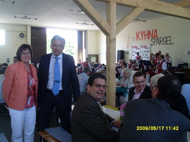 Kyhna-Spargel Geschftsfhrerin Gerlinde Bayer mit Manfred Kolbe MdB zwischen zahlreichen Besuchern des Spargelfestes