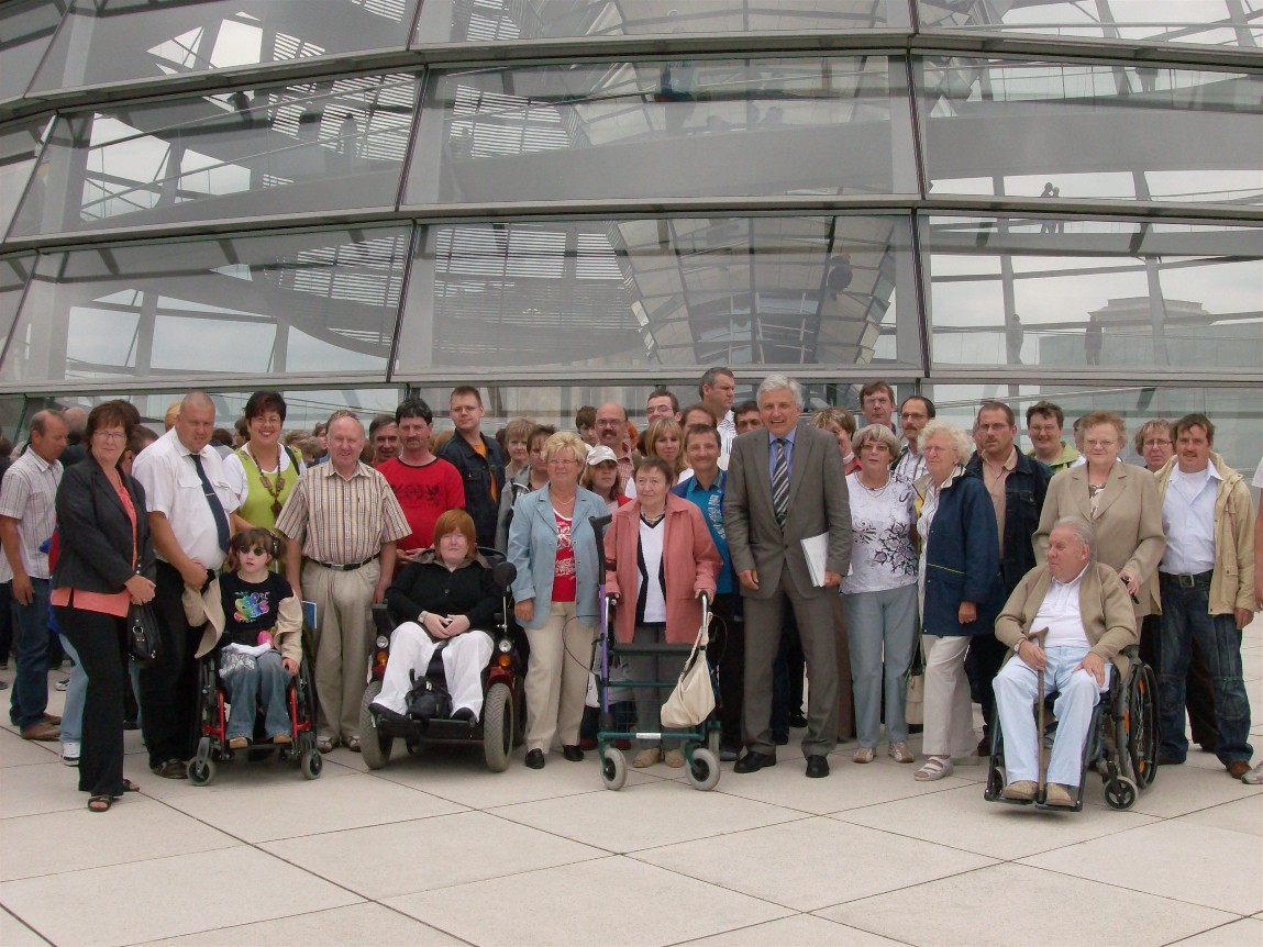 Gruppenbild mit Manfred Kolbe auf der Dachterasse des Reichstagsgebudes