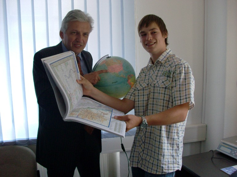 Johann Hientzsch zeigt eine Karte von Nevade whrend Manfred Kolbe auf dem Globus das Ziel der Reise zeigt.
