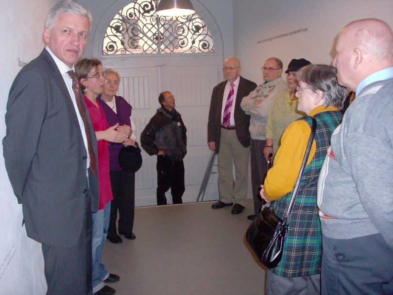 Manfred Kolbe begleitete die Mitglieder der Senioren Union Delitzsch durch die Ausstellung