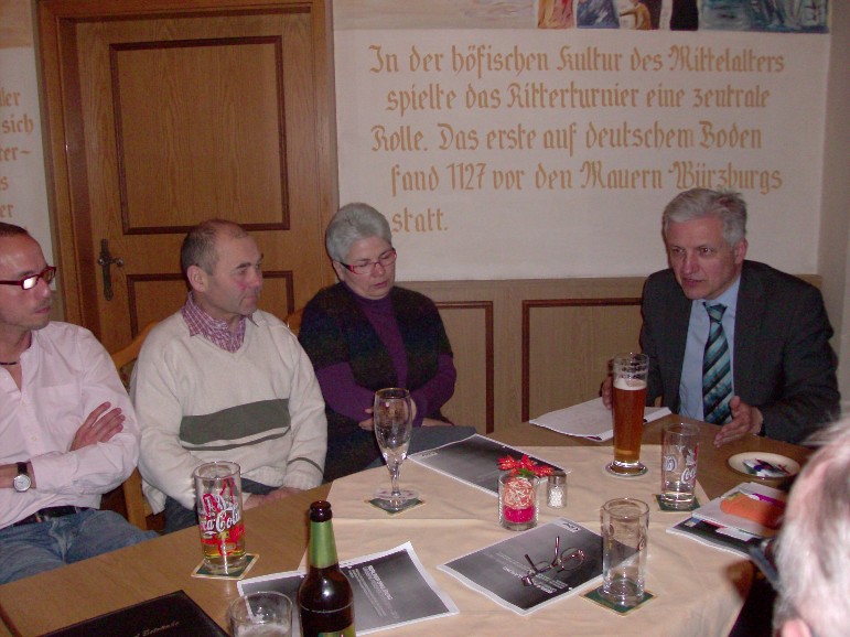 Manfred Kolbe im Gespräch mit den CDU Mitgliedern