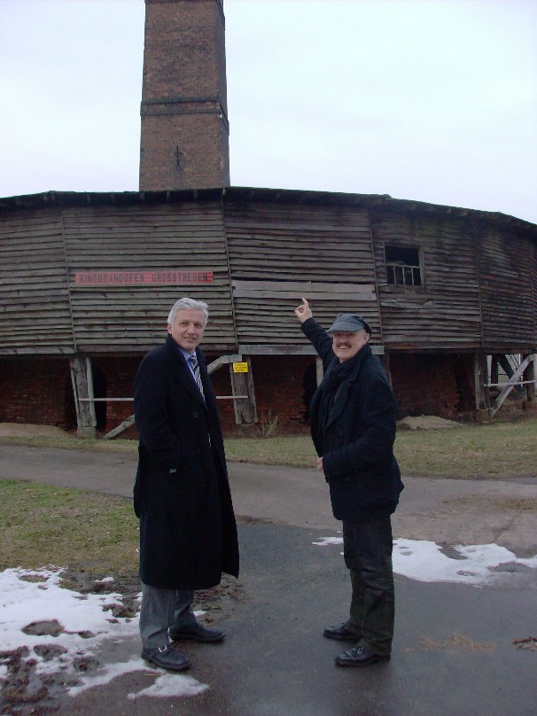 Jochen Pulver stellt Manfred Kolbe den Ringbrandofen vor