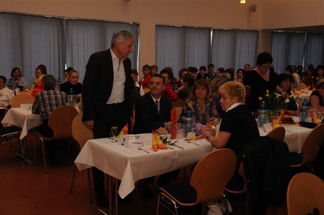 Manfred Kolbe neben Oberbrgermeister Dr. Wilde bei der Begrung der Damen im Brgerhaus Delitzsch.