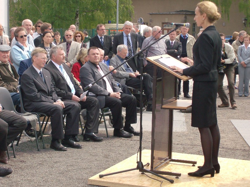 Ministerin Schorlemmer whrend Ihrer Rede. Unter den Zuschhrern Manfred Kolbe MdB.