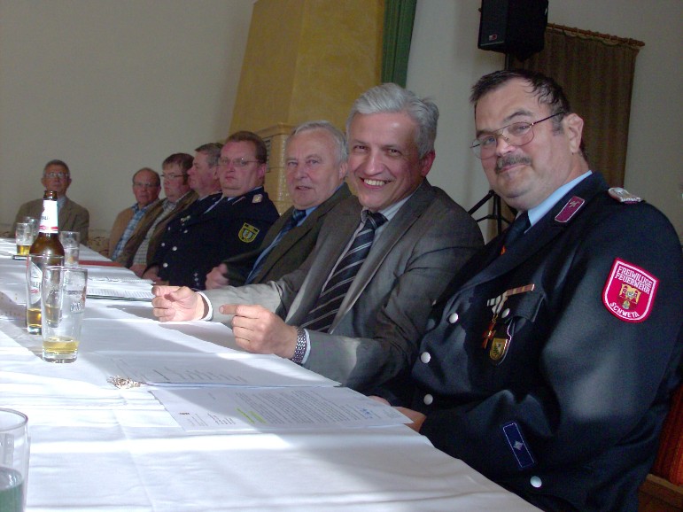 Manfred Kolbe mit Bürgermeister Deuse im Präsidium des Festaktes.