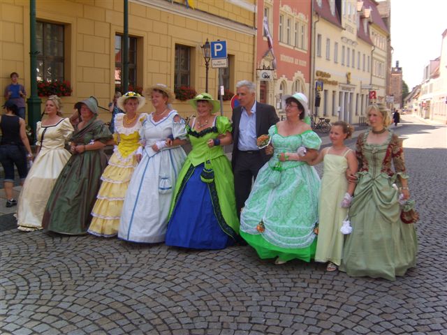 Manfred Kolbe mit den Delitzscher Frauen in Biedermnnerkostmen.