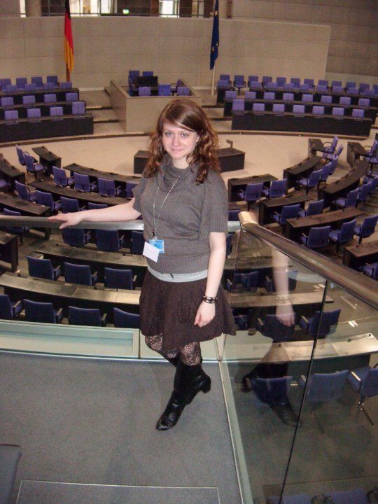 Iivika Kalden im Plenarsaal des Deutschen Bundestages.