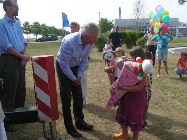 Manfred Kolbe (m.) beim berreichen der Zuckertten mit Volker Tiefensee (l.).