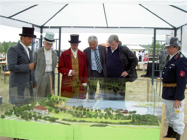 Manfred Kolbe und weitere Ehrengäste beim Betrachten des Modells des künftigen Schladitzer Sees.