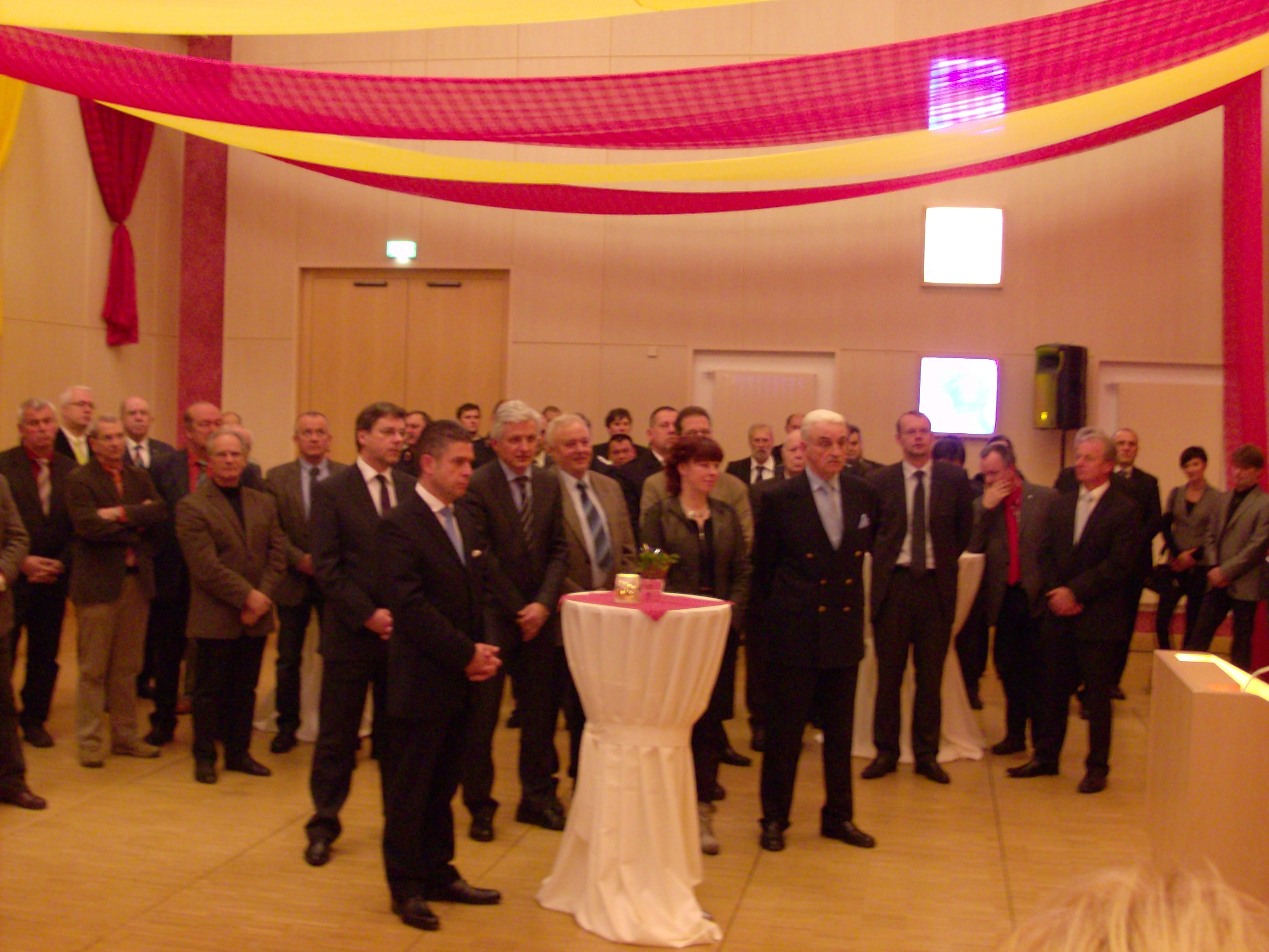Die Gäste des Neujahrempfanges in Oschatz mit Manfred Kolbe in der Mitte.