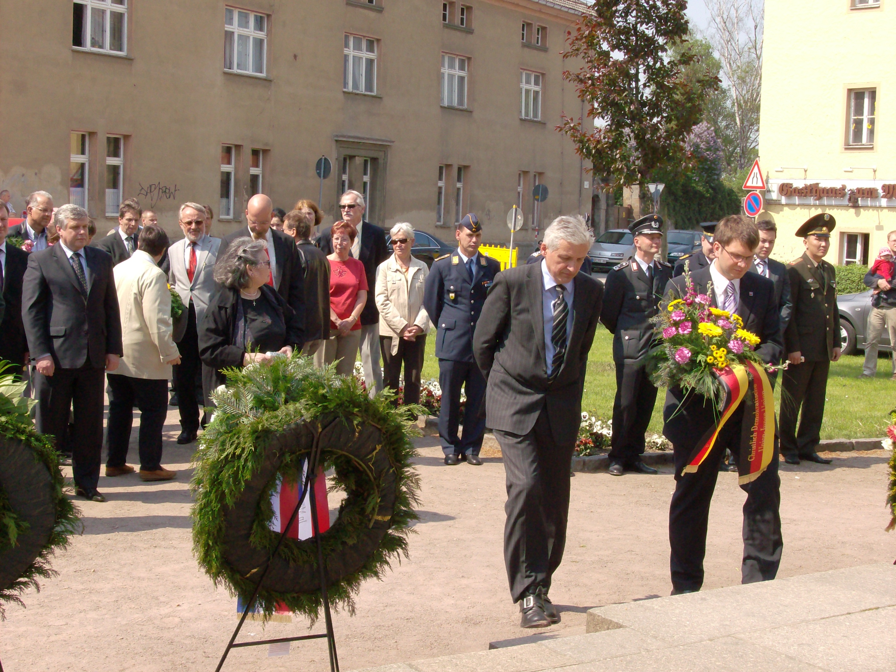 Manfred Kolbe (l.) mit Marian Wendt (r.) beim Niederlegen des Kranzes.