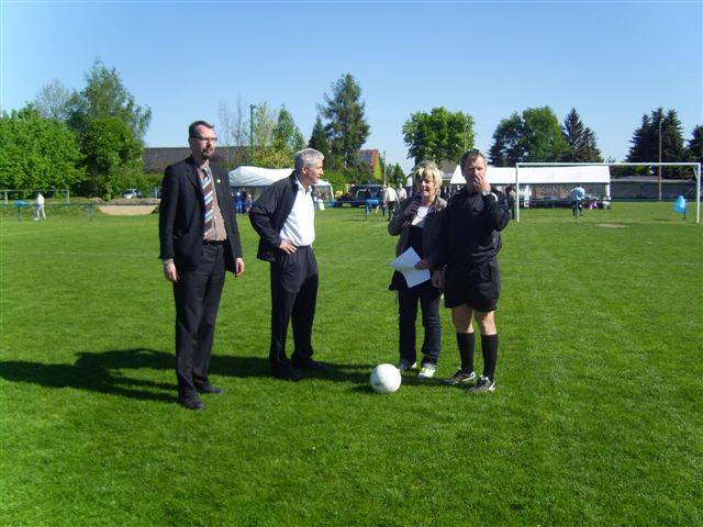 Volker Tiefensee, Manfred Kolbe und Diana Mller whrend der Erffnung mit dem Schiedsrichter (v.l.n.r.).