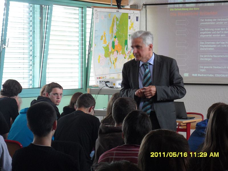 Manfred Kolbe beim Vortrag im Berufsschulzentrum Delitzsch.