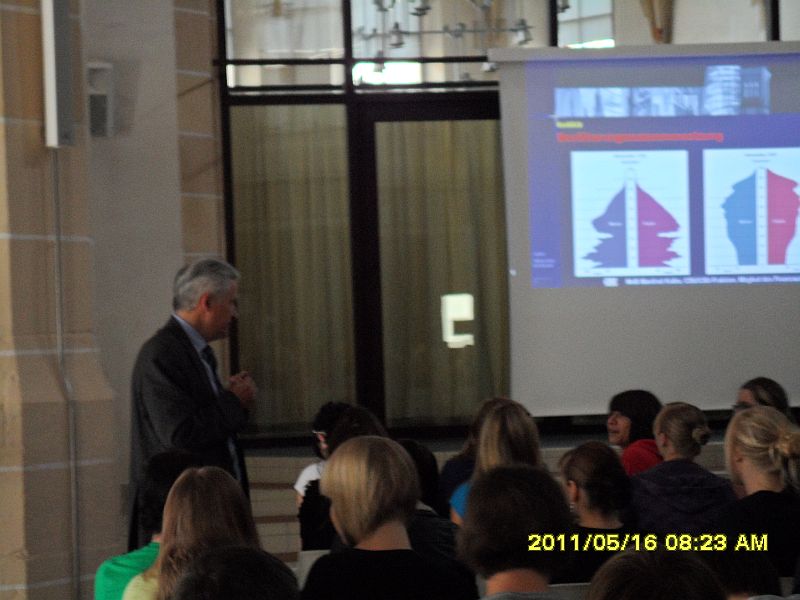 In der Aula des Johann-Walter-Gymnasiums: Manfred Kolbe, MdB im Vortrag vor den 10. und 11. Klassen.