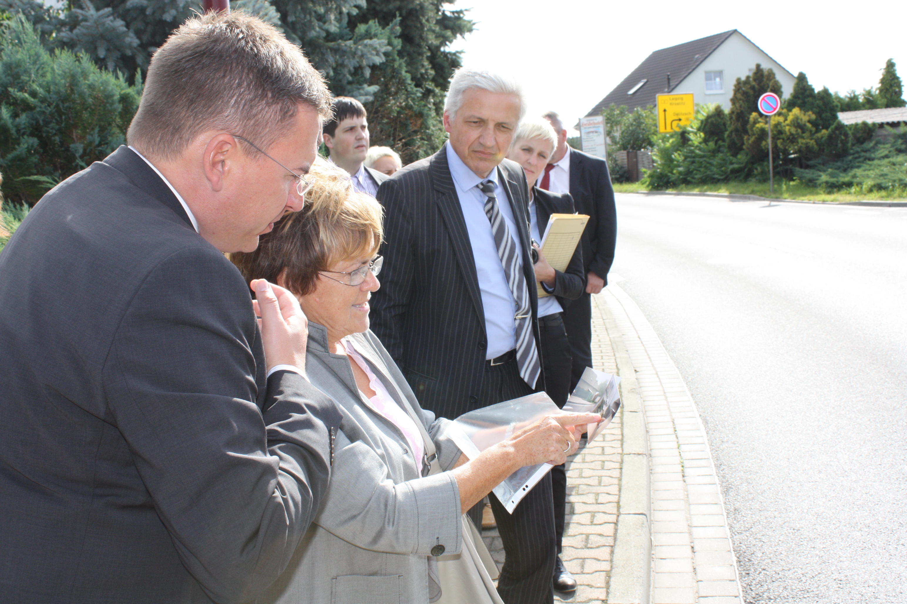 Gisela Jäschke erklärt Jan Mücke und Manfred Kolbe eine häufige Unfallstelle im Ort.