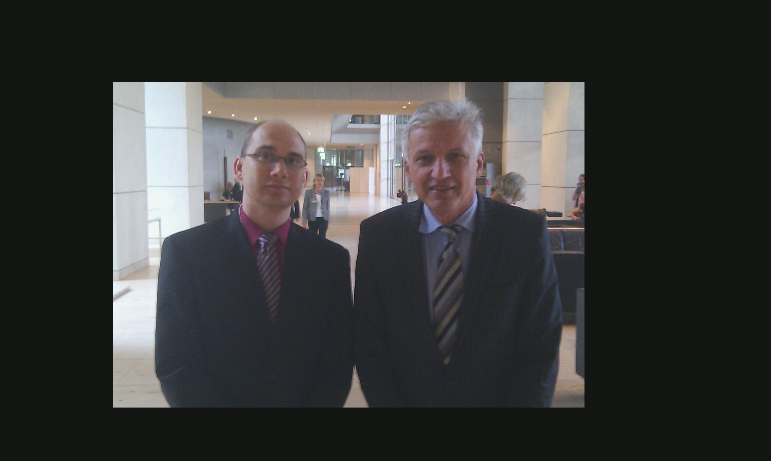 David Aloe und Manfred Kolbe in der Westlobby des Reichstagsgebudes.