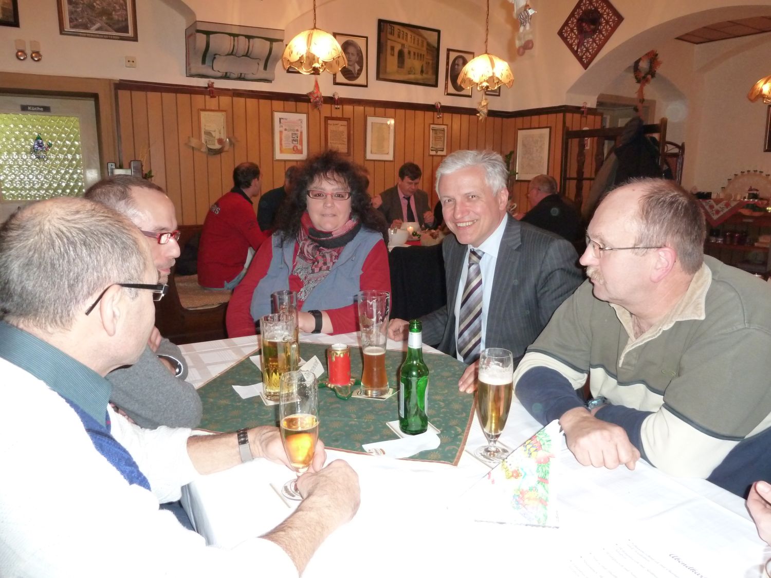 Cordula Jahn (links), Manfred Kolbe (mitte) und Robert Schübel (rechts) im Gespräch mit Mitgliedern der CDU Torgau.