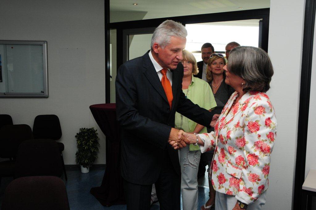 Kolbe (l.) dankt Frau von Scheven (r.) fr die geleistete Arbeit.