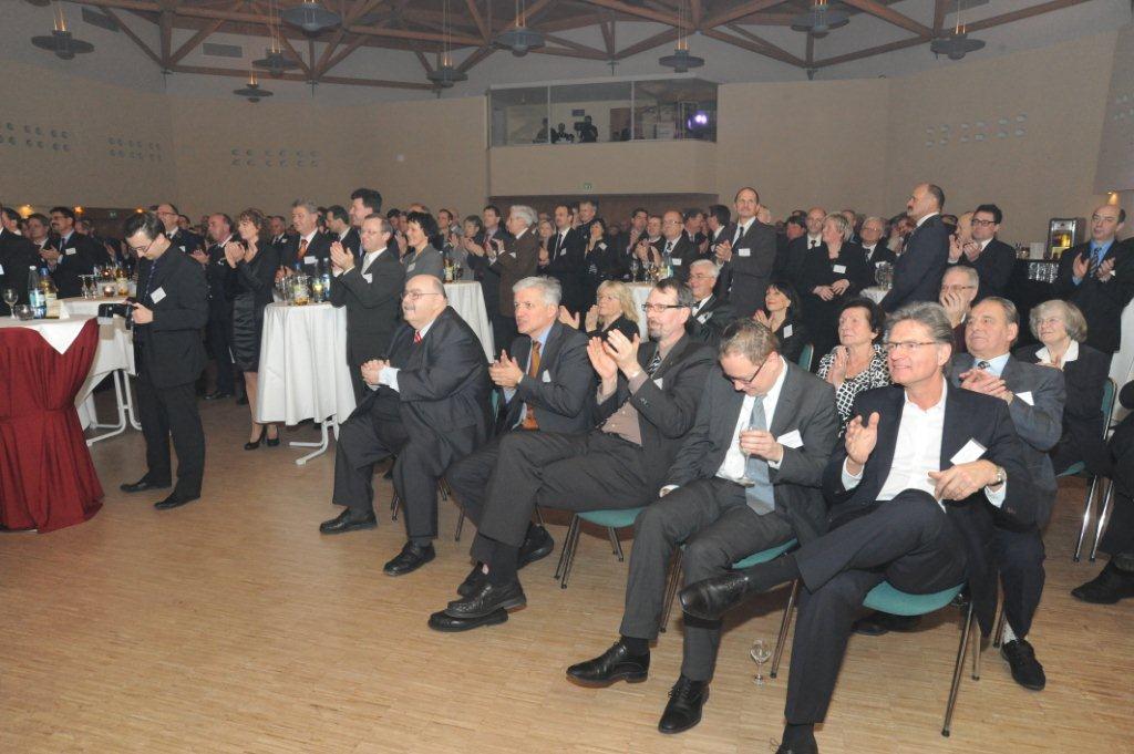 Manfred Kolbe lauscht mit Landtagsabgeordneten Volker Tiefensee (bei links, sitzend) der Rede von Landrat Michael Czupalla.