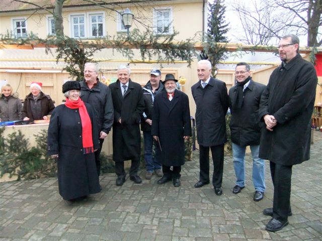 Die Ehrengste bei der Erffnung des Lbnitzer Weihnachtsmarktes.