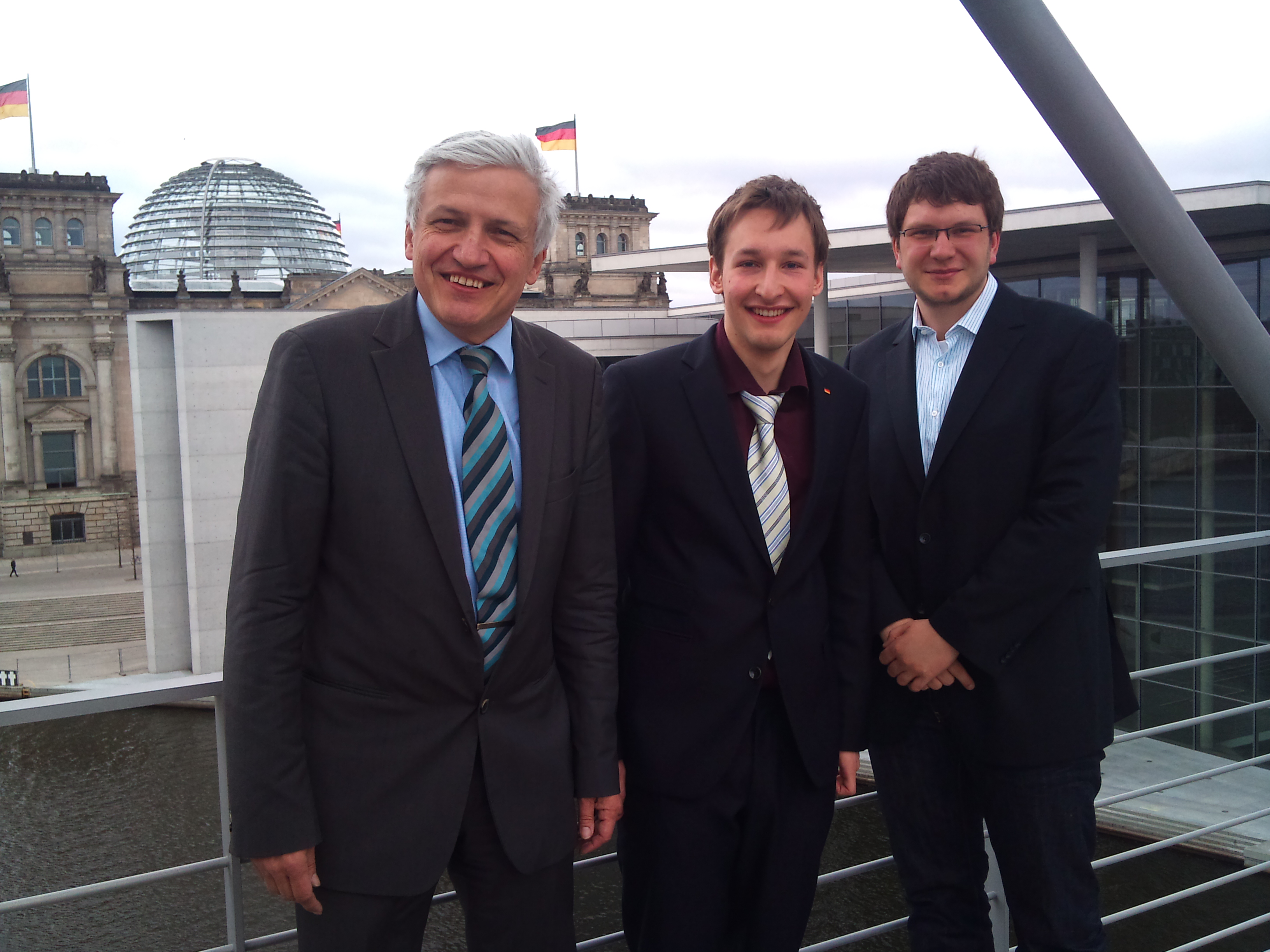 Bundestagsabgeordneter Manfred Kolbe mit Benedict Witzenberger und Büroleiter Marian Wendt auf der Spreebrücke (v.l.n.r.).