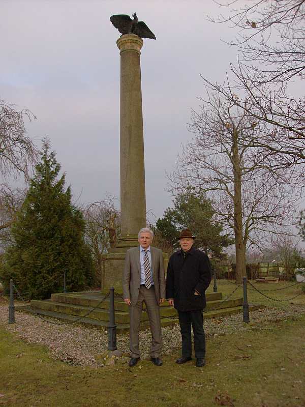 Brgermeister Sarembe und Manfred Kolbe MdB vor dem Denkmal aus Anlass der Schlacht auf den Sptitzer Hhen