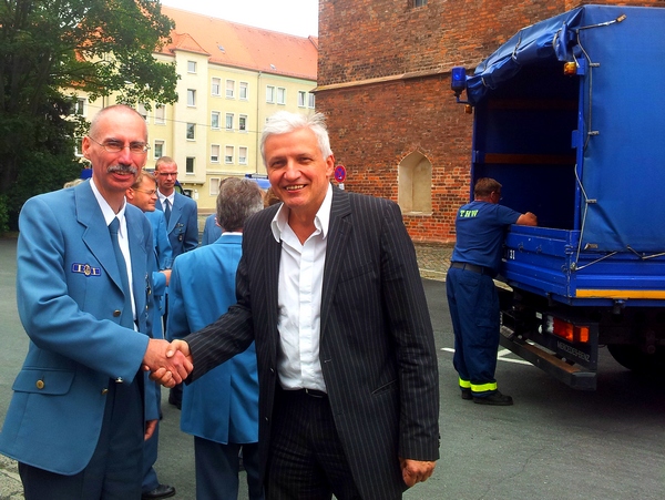 Manfred Kolbe (r.) gratuliert Hans-Jrg Kamprath (l.) zum 20. THW-Geburtstag