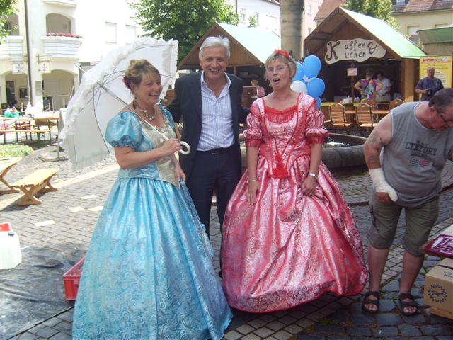 Manfred Kolbe (m.) mit den Biedemeier-Frauen Diana Mller (l.) und Gudrun Gutzsche (r.)