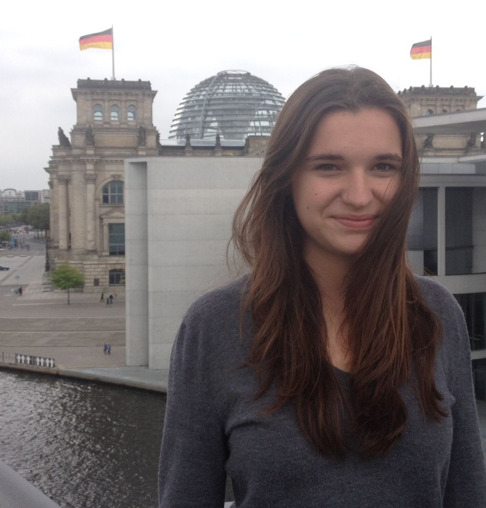 Anne-Sophie Hanz auf der Verbindungsbrcke zwischen Paul-Lbe-Haus und Marie-Elisabeth-Haus