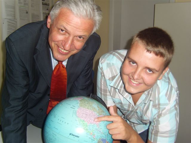 Pascal Hunold zeigt Manfred Kolbe auf dem Globus wo es hingeht.