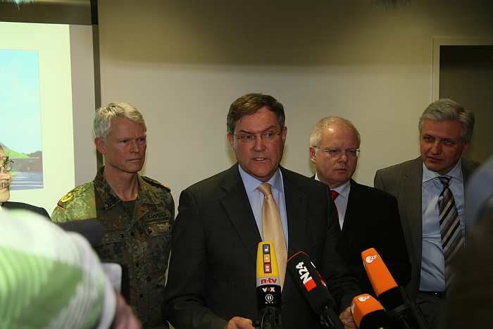 Generalmajor Kammerer, Verteidigungsminister Jung, Rainer Fornahl MdB und Manfred Kolbe MdB bei einer Pressekonferenz