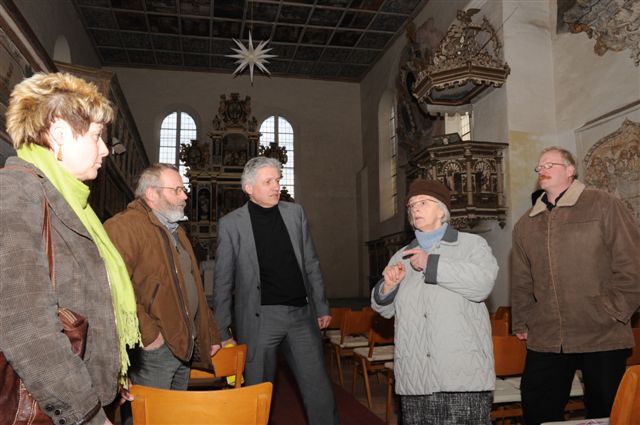 Siglinde Wohlschlger erlutert Manfred Kolbe MdB die Besonderheiten der Kassettendecke.