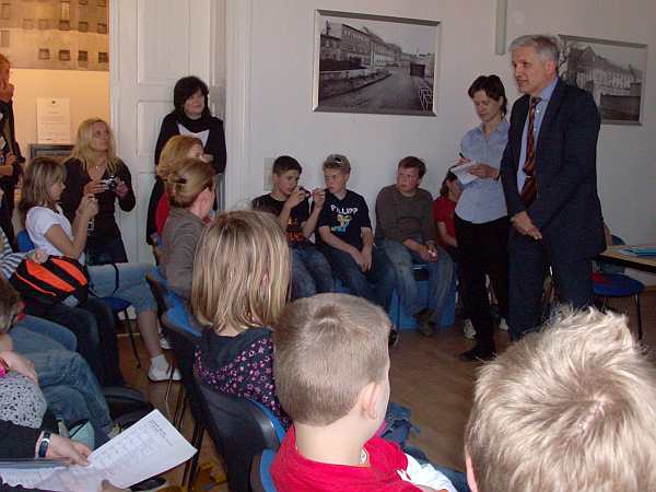 Manfred Kolbe im Gesprch mit den Kinder des diesjhrigen Arche-Schiffs