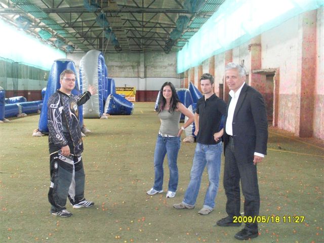 Manfred Kolbe lsst sich die Paintball-Halle in Neiden zeigen