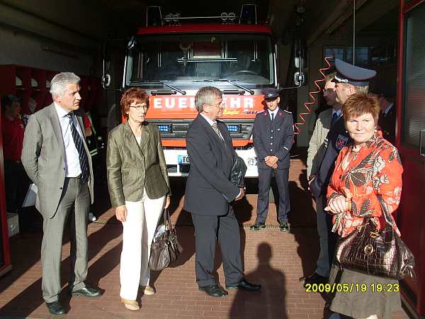 Im Gesprch: Manfred Kolbe MdB, Hannelore Dietzschold, StM Buttolo, Angelika Pfeiffer MdL und die Kameraden der Freiwilligen Feuerwehr