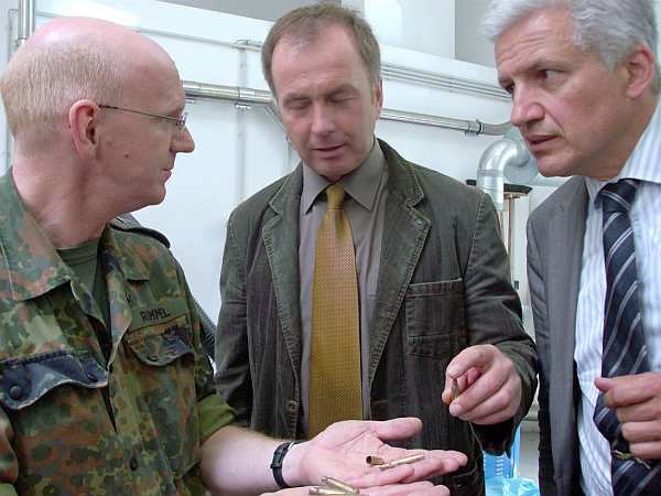 Major Rommel erläutert Bürgermeister Klepel und Manfred Kolbe MdB den Unterschied zwischen scharfer und entschärfter Munition