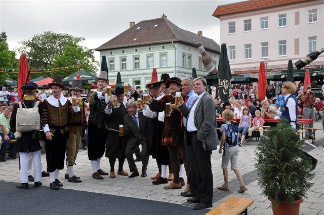 Rolf Seidel, Manfred Kolbe, Jrg Enke, Hans Striebl und die Schkeuditzer Ratsherren (v.r.n.l.) beim gemeinsamen Anstoen.