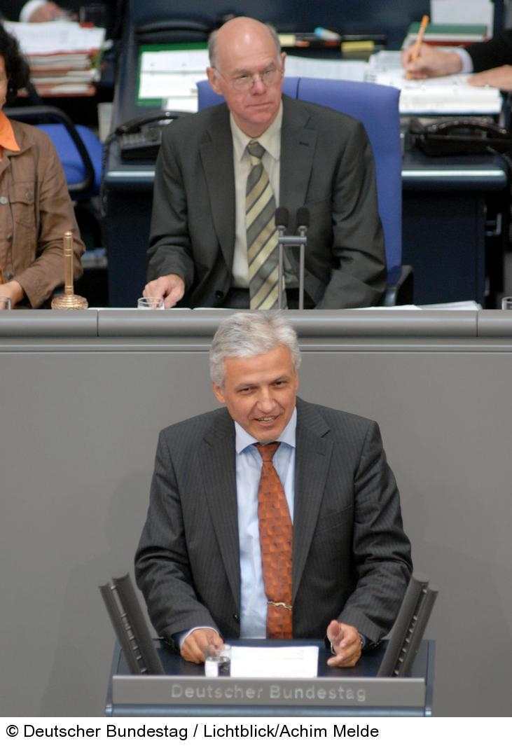 Manfred Kolbe während der Debatte - Hinter im Bundestagspräsident Prof. Dr. Norbert Lammert