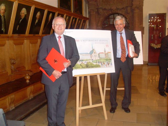 Rainer Fornahl MdB und Manfred Kolbe MdB (v.l.n.r.) vor der vergerten Gedenkbriefmarke \