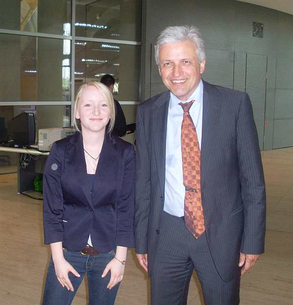 Sandra Rau und Manfred Kolbe vor Plenarsaal im Reichstagsgebude