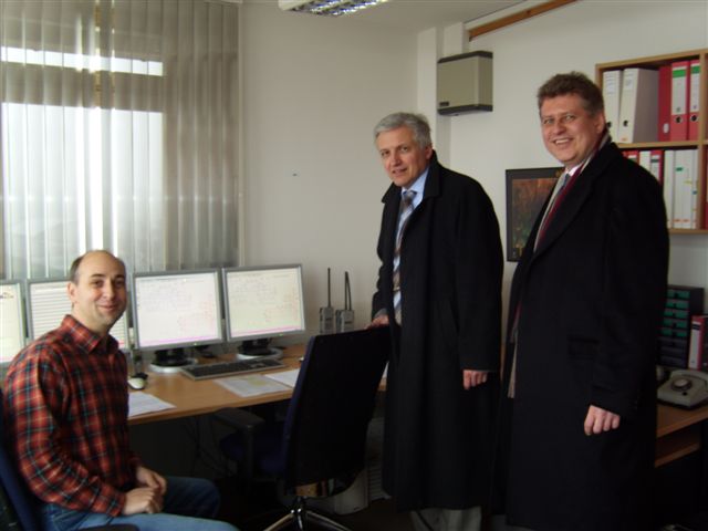 In der Überwachungszentrale: Techniker Frohberg, Geschäftsführer Otto, MdB Kolbe